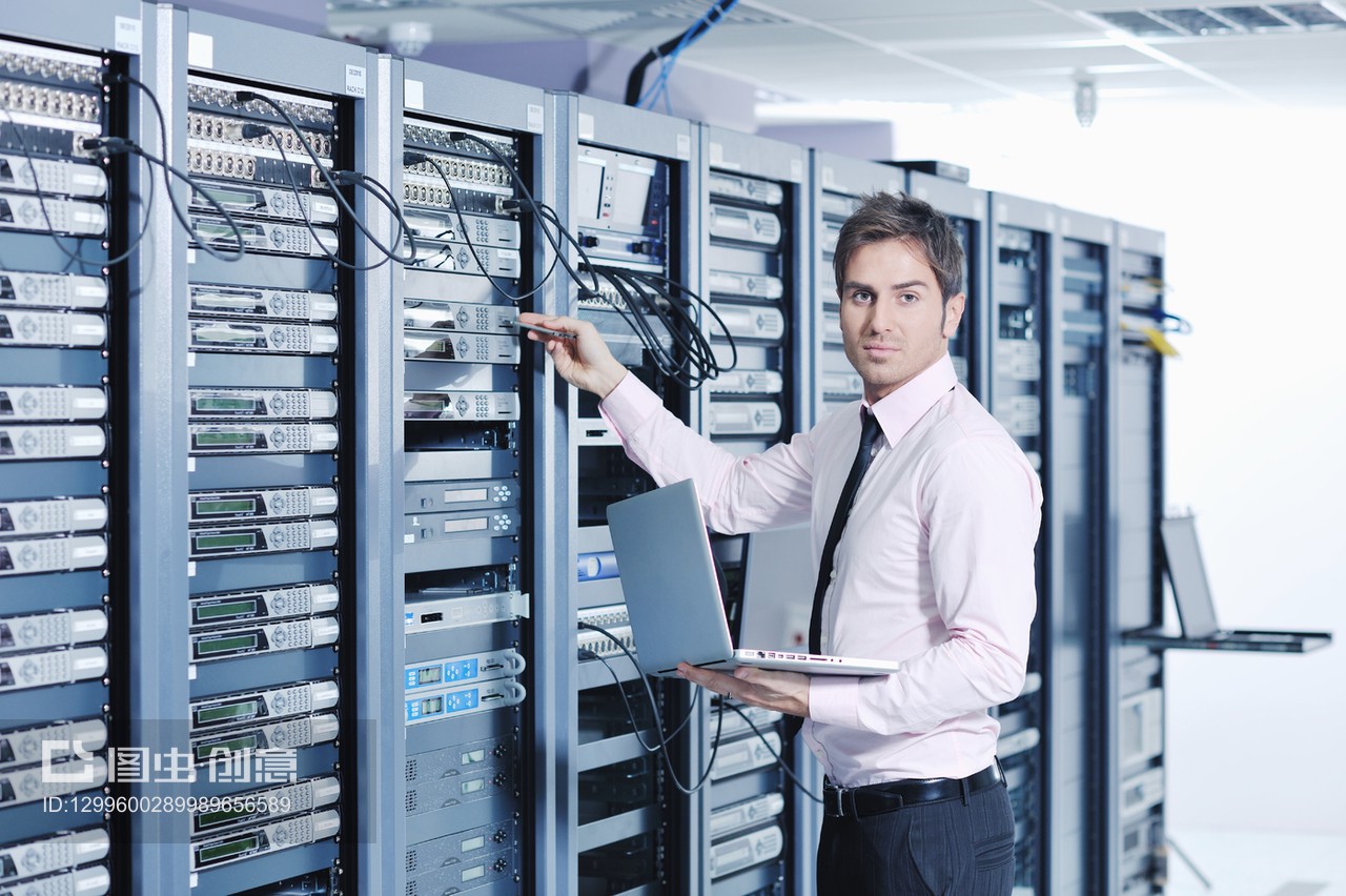 數字化浪潮下的商業網絡 服務器室中的筆記本電腦與計算機網絡工程